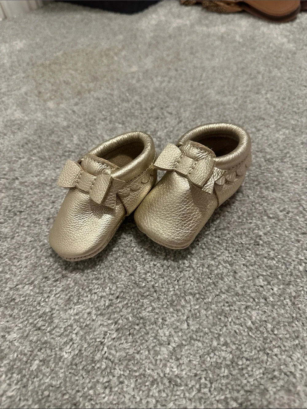 NWOT Freshly Picked Gold Bow Baby Moccasins